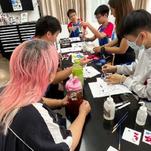同學嘗試親自設計妝容