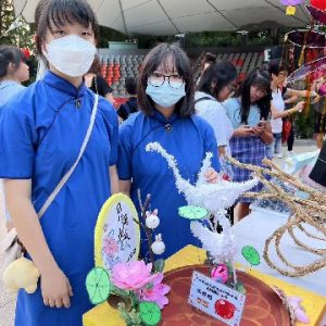 香港大埔教界文化交流協進會主辦「大埔萬家歡樂迎中秋晚會」花燈設計比賽 季軍 3A凌雪琪、 3A馬毓蔓