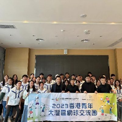 1.本校四位學生代表與霍啟仁先生大合照