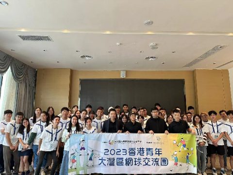 1.本校四位學生代表與霍啟仁先生大合照