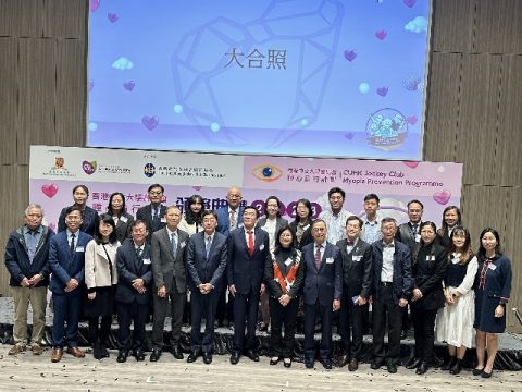 3. 陳思慈校長、友校代表與主禮嘉賓範鴻齡主席及高永文醫生合照