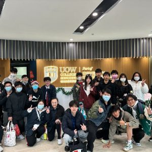 同學於學院大堂合照