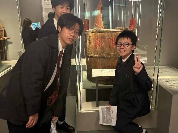 20250124_在六十年代港人使用的物品前拍照