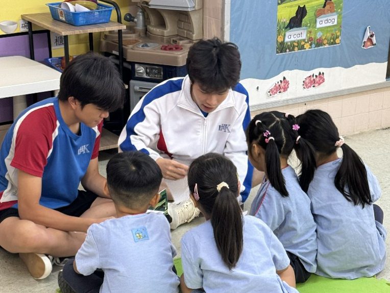 20250630_幼稚園活動_男孩子對幼稚園生一樣温柔體貼