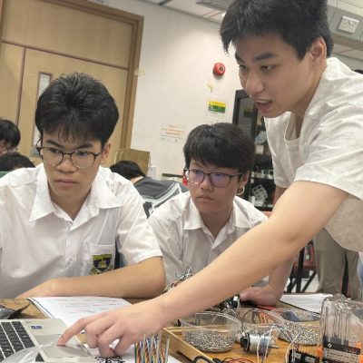 20260418_學生努力學習編程